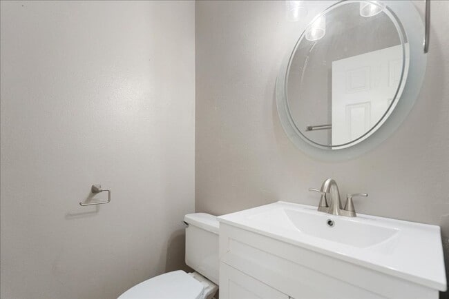 Building Photo - 2717 Knollwood Dr