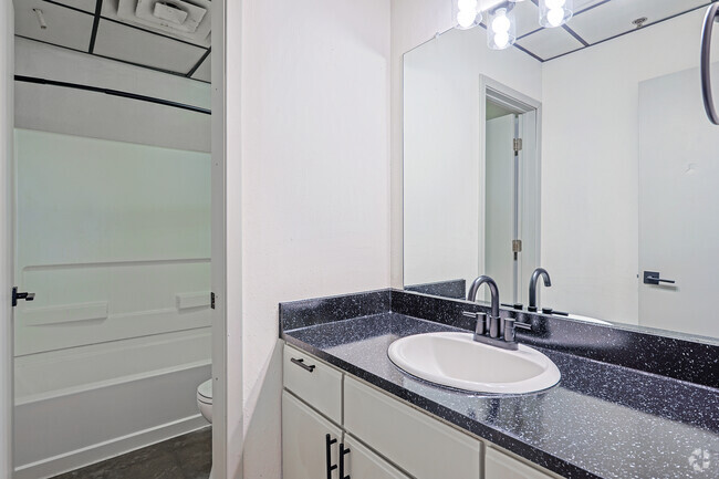 2BR, 1BA - 999SF - Bath - 19Eleven