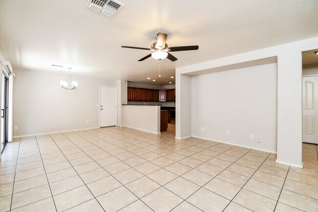 Foto del edificio - 5819 E Harmony Ave