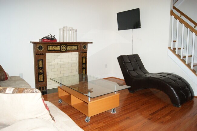 Foto del edificio - 3BR/1.5BA Beautiful Townhome in East Monum...