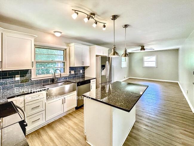 Building Photo - 1584 Camelot Cir