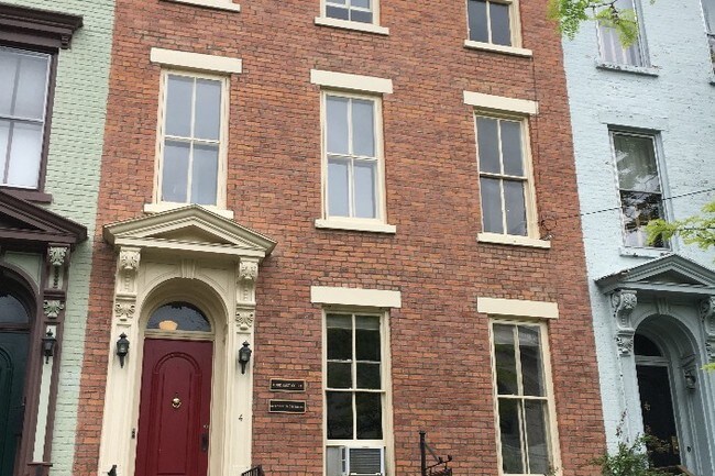Brownstone duplex apartment - 4 E Court St