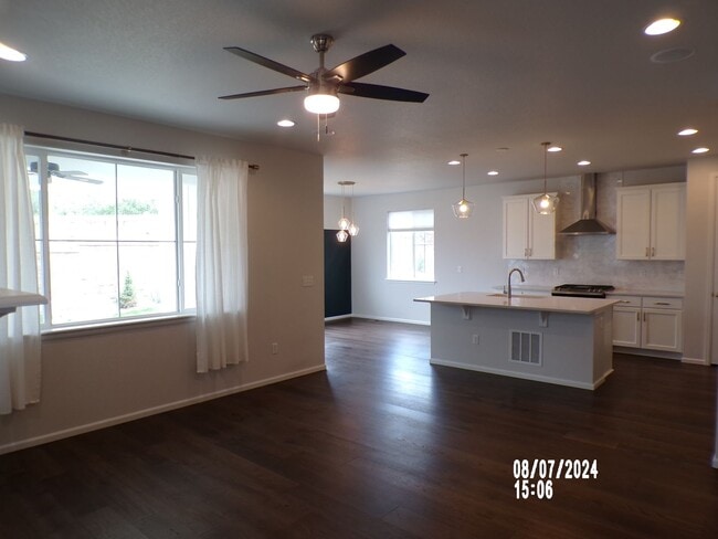 Building Photo - Stunning Home in Castle Rock 4Bedrooms 3.5 Bathrooms!