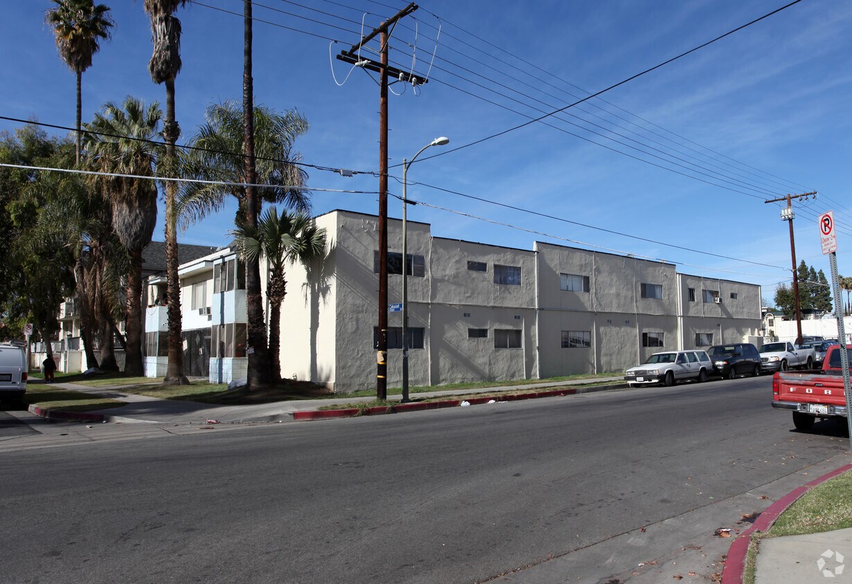 20301 Cohasset St, CA 91306 Apartments in CA