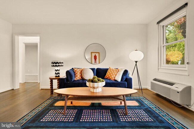 Foto del edificio - 4818 Chevy Chase Dr