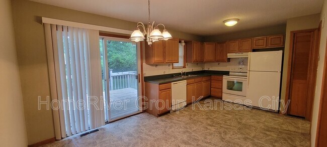 Building Photo - 401 SW Stoney Brook Ln