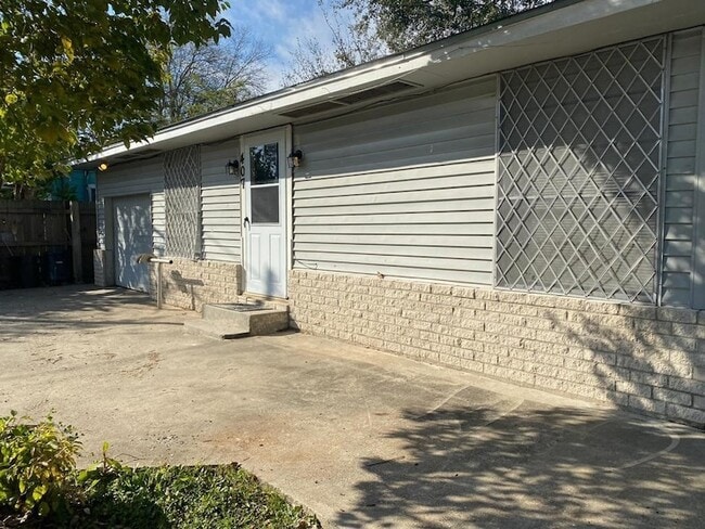 Building Photo - 407 E Homan Ave