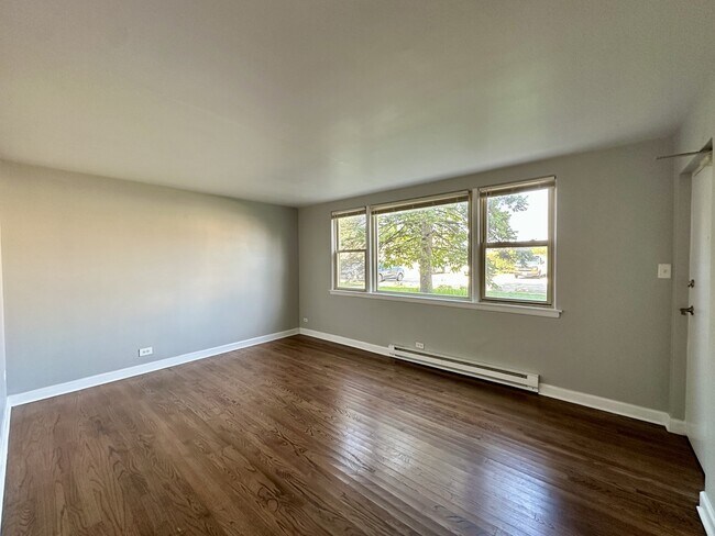 Foto del edificio - 7628 N Milwaukee Ave