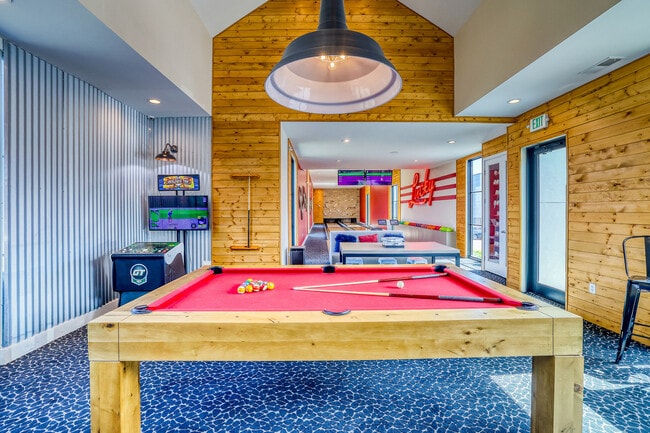 Building Photo - Summit at Red Rocks