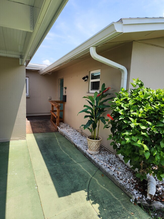 Entrada - 43 Strathmore Blvd