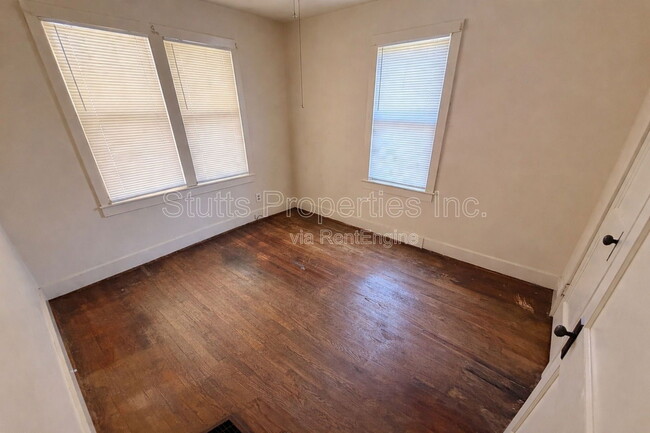 Building Photo - 903 E 8th St