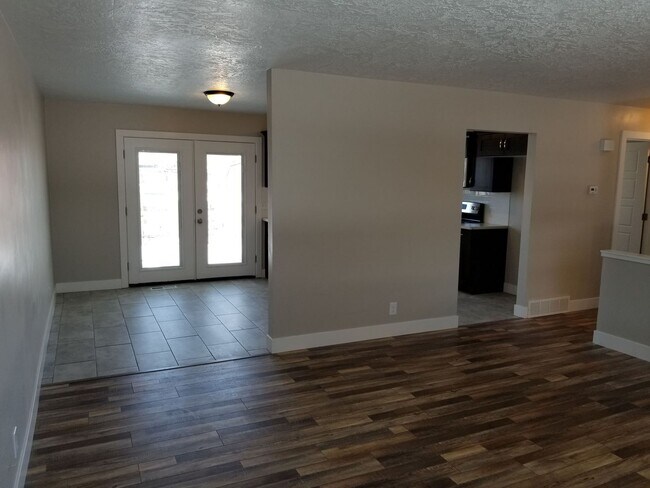 Foto del edificio - Spacious 5-Bedroom Magna Home with Deck and Ample Parking