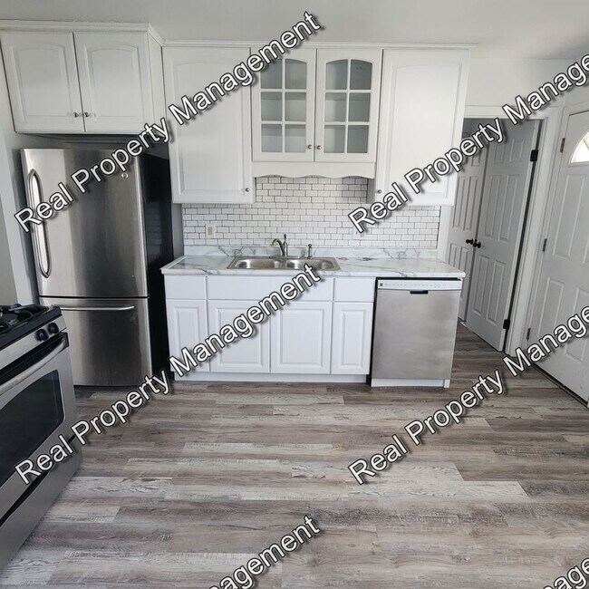 Foto del edificio - Four Bedroom Bi-Level