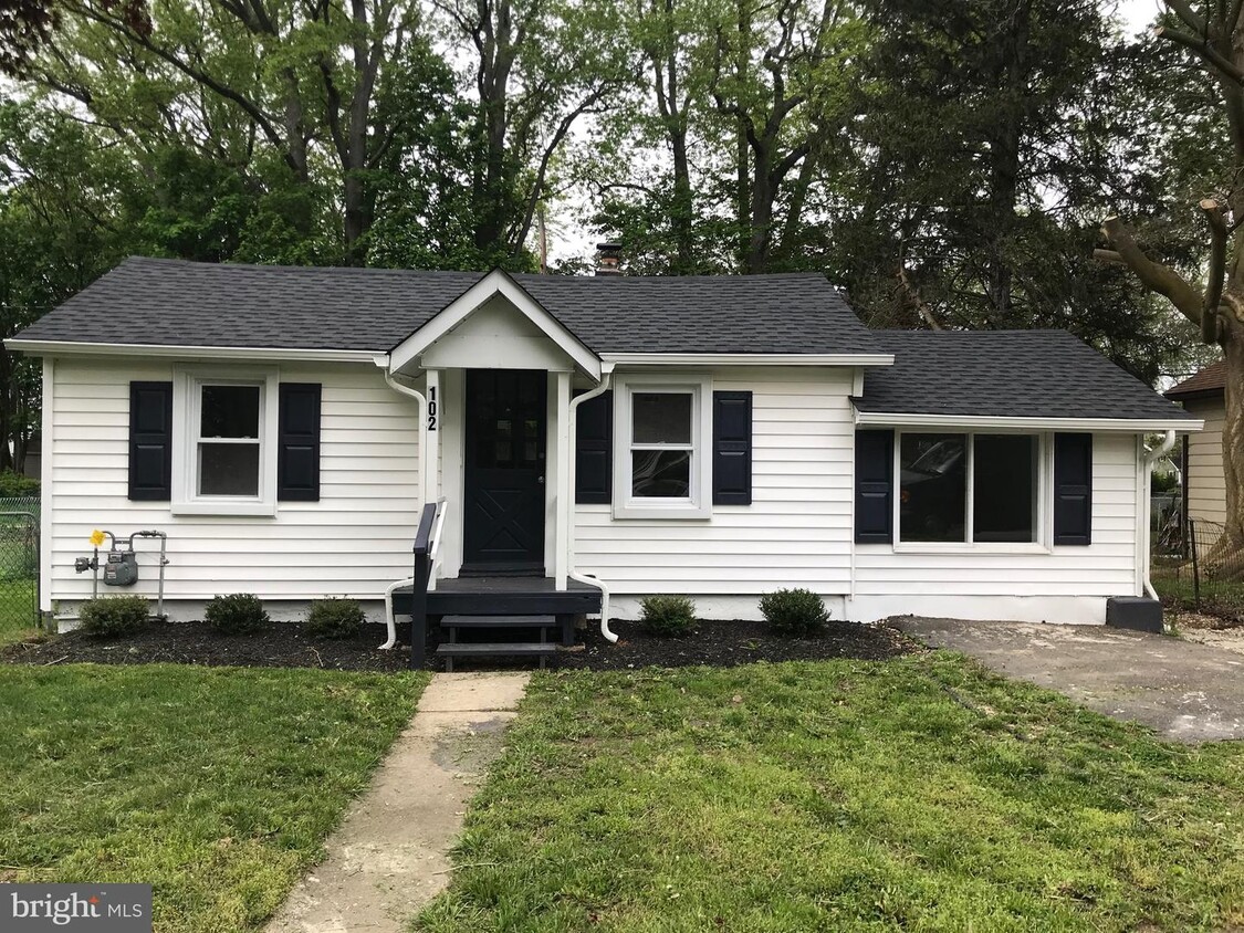 Primary Photo - 102 Highland Ave