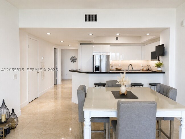 Foto del edificio - 14951 Royal Oaks Ln