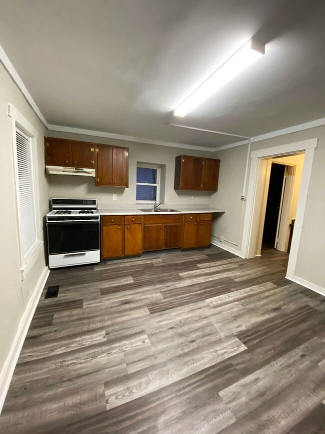 Building Photo - Cat Friendly 1 Bedroom Apartment!