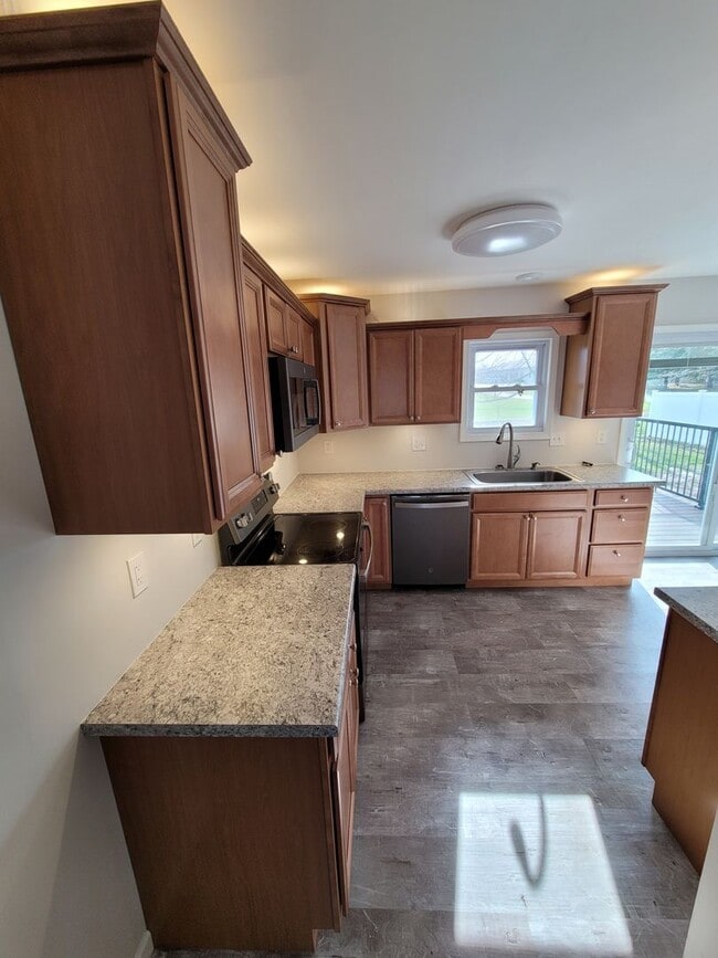 Building Photo - 3 Bedroom, 2 Bath Single Family Home in Camanche, IA