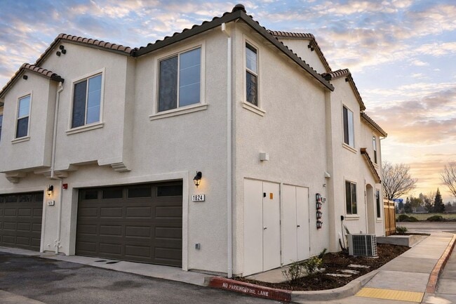 Building Photo - 1824 Snowy White Pl