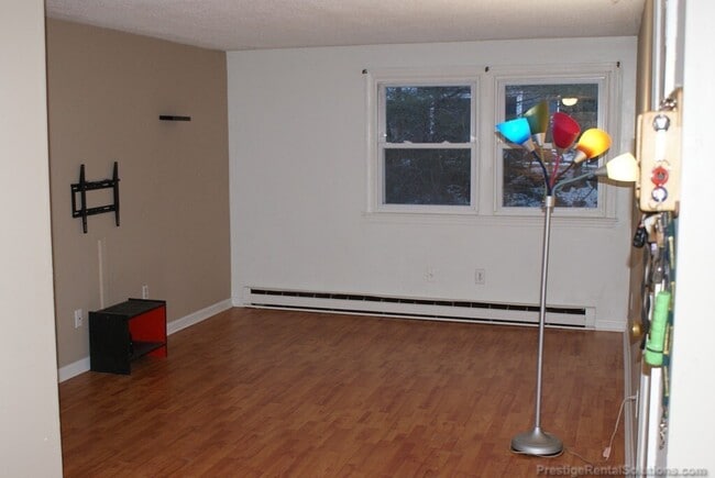 Building Photo - 260 Spring Cir