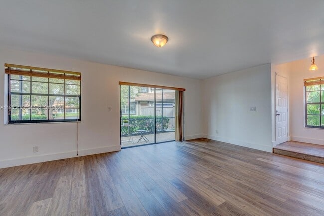 Building Photo - 1960 Bayberry Dr