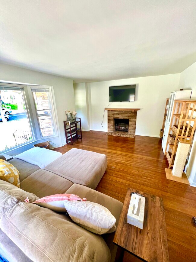 Sala de estar en planta superior - 3543 Holmes Ave S