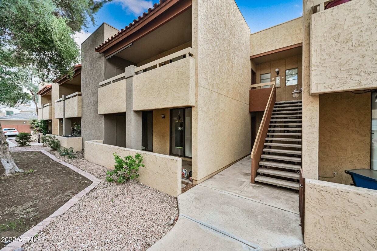 Primary Photo - 1125 W Broadway Rd