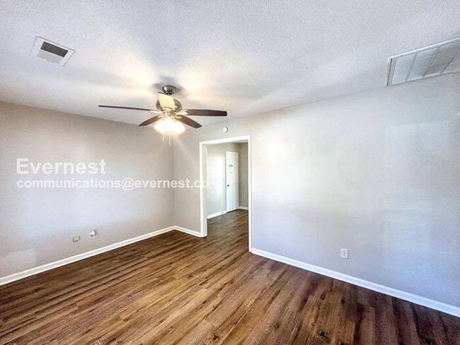 Foto del edificio - 1582 Custer Dr