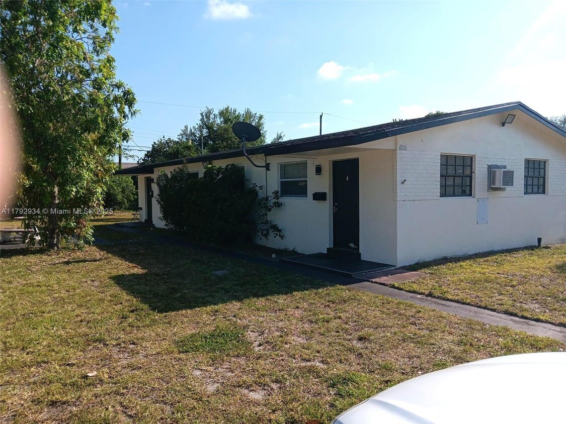 Foto principal - 605 NW 4th Ct