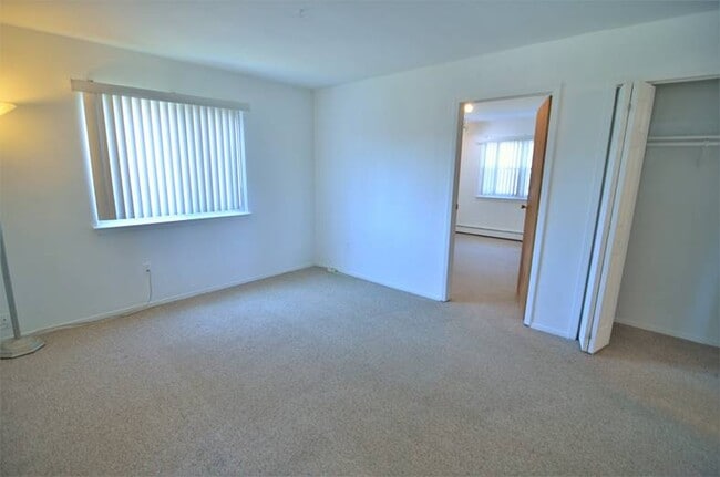 Livingroom - 8 E Madison St