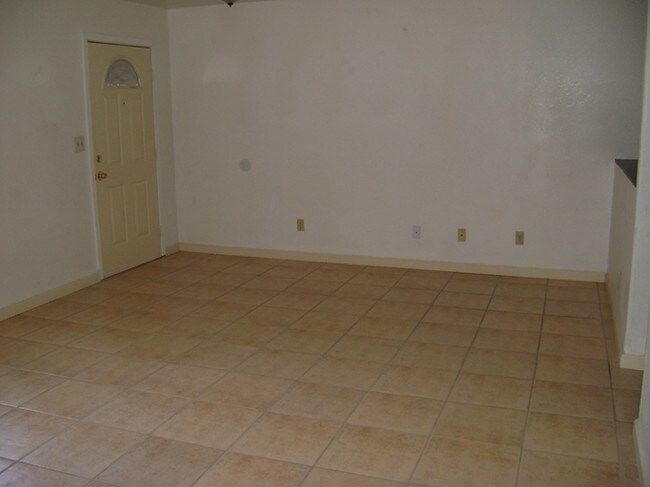  - 1090 S Quartzite Ave
