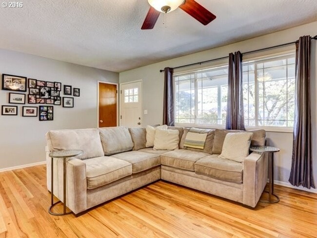 Building Photo - Beautiful 3 Bedroom Ranch Style Home in Cedar Hills with Remodeled Gourmet Kitchen!