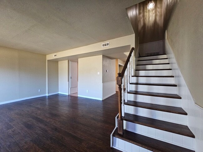 Building Photo - (2) Bed/2.5 (Bath)Townhome! Pool Access!