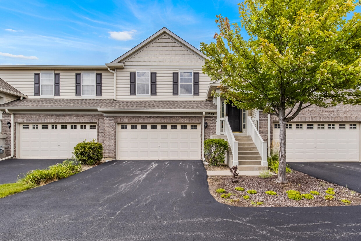 1555 Millbrook Dr, Algonquin, IL 60102 Townhome Rentals in Algonquin
