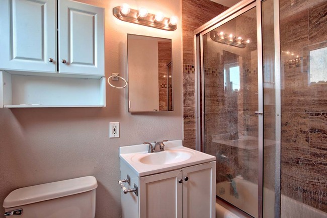 Bathroom in 1 bedroom - Morningside Recovery