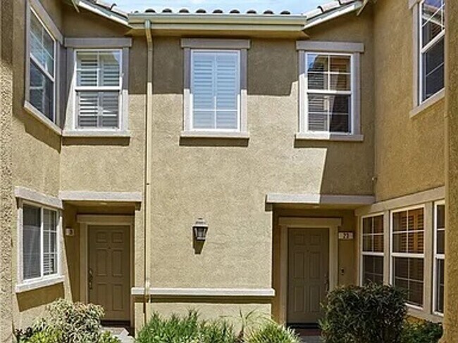 Foto del edificio - Wonderful 2 Story 3 bedroom Condo walking distance to Victoria Gardens Mall.