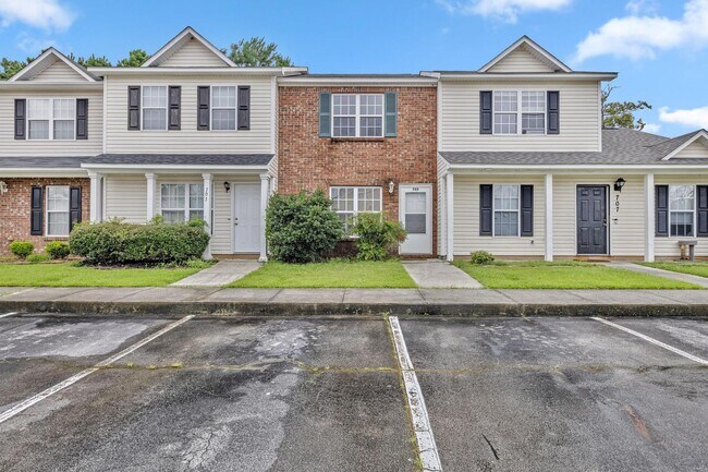 Foto del edificio - Townhome Close to Amenities!
