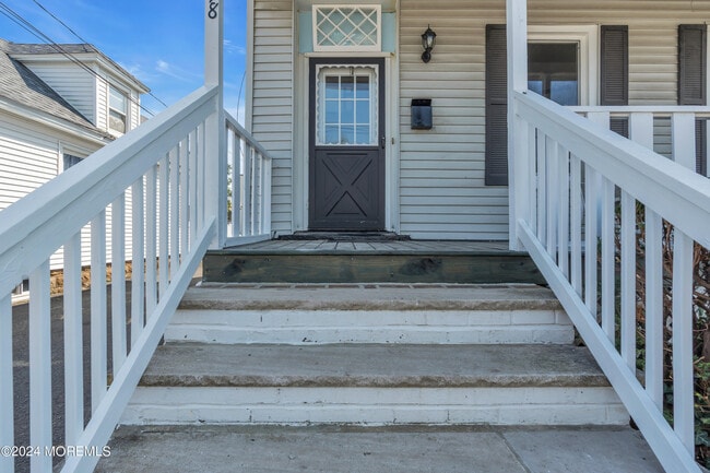 Building Photo - 118 2nd St