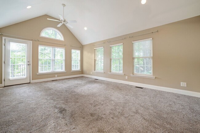 Foto del edificio - 3 bed, 3.5 bath with expansive deck and fe...