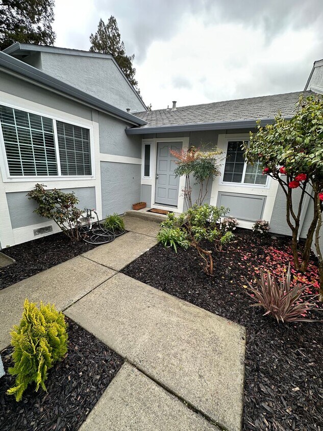 Foto principal - 2 Bed 2 Bath W/ 2 Car Garage In Bancroft V...