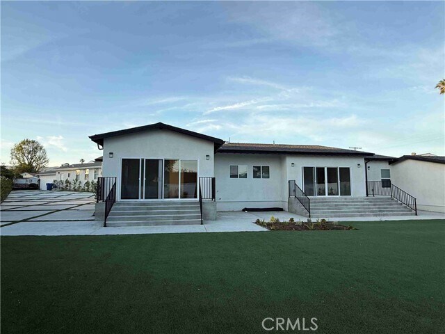 Foto del edificio - 9128 Balcom Ave