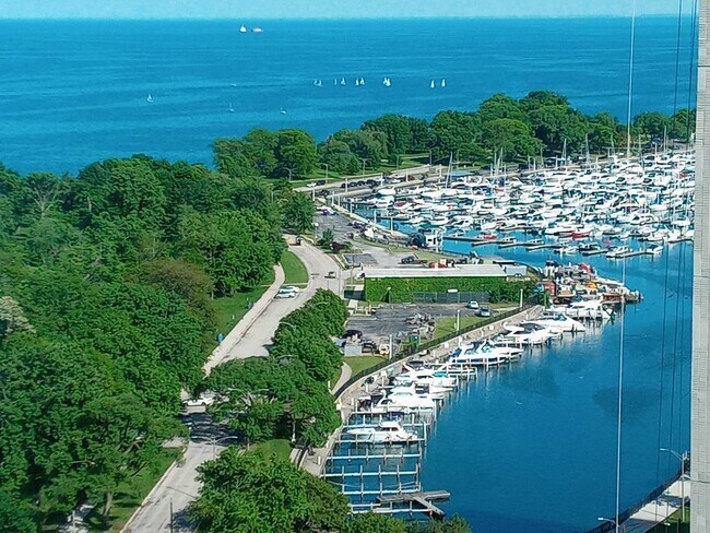 Foto del edificio - 3600 N Lake Shore Dr