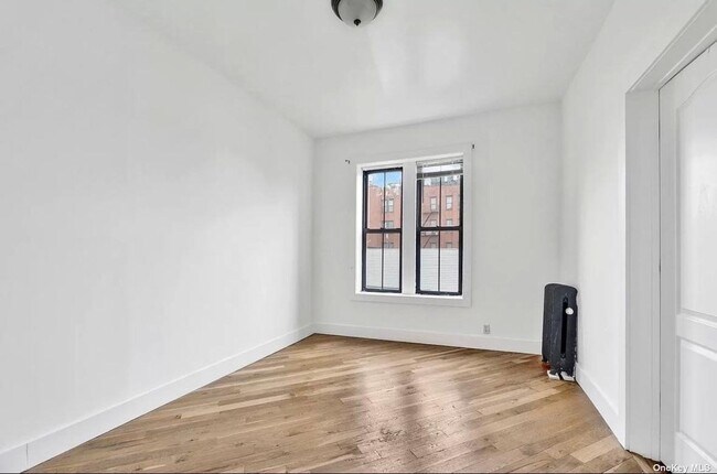 Foto del edificio - 530 Hegeman Ave