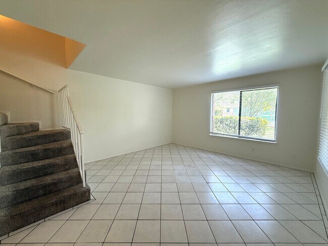 Foto del edificio - 3 Bedroom Townhome - Available Now