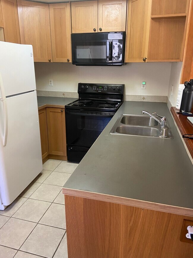 Kitchen - 8811 Gilman Dr
