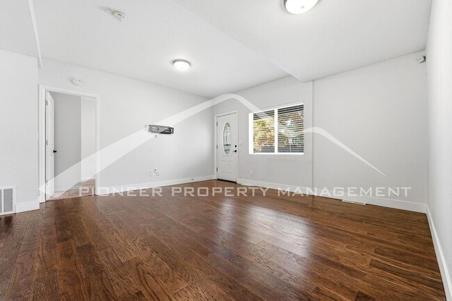 Building Photo - Charming Home with Washer/Dryer and Fenced...