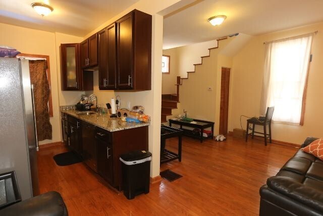 Building Photo - 870 W Buckingham Pl