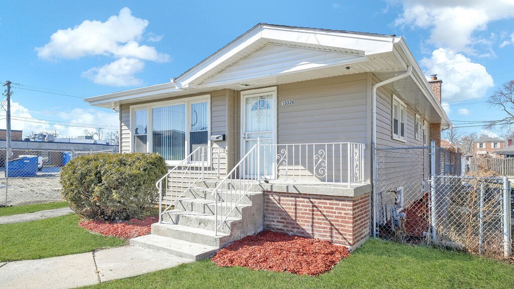 Foto principal - 15326 Lincoln Ave