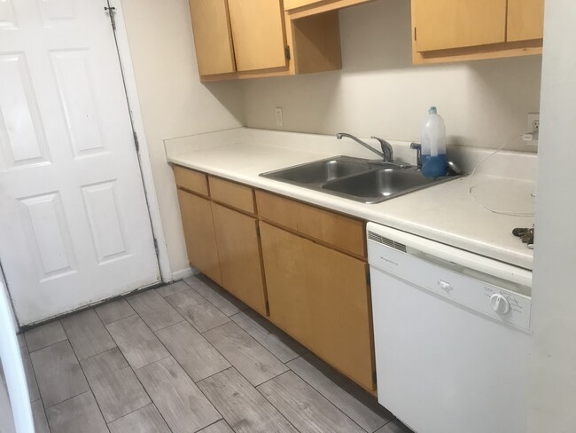 Kitchen - 3107 E 2nd Plz
