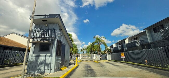 Foto del edificio - 1652 N 14th Ter