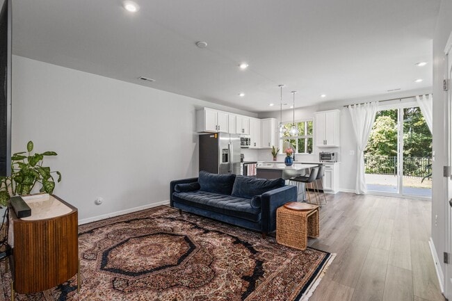 Foto del edificio - Move-In Ready 3-Bed, 2.5-Bath Townhouse Ba...
